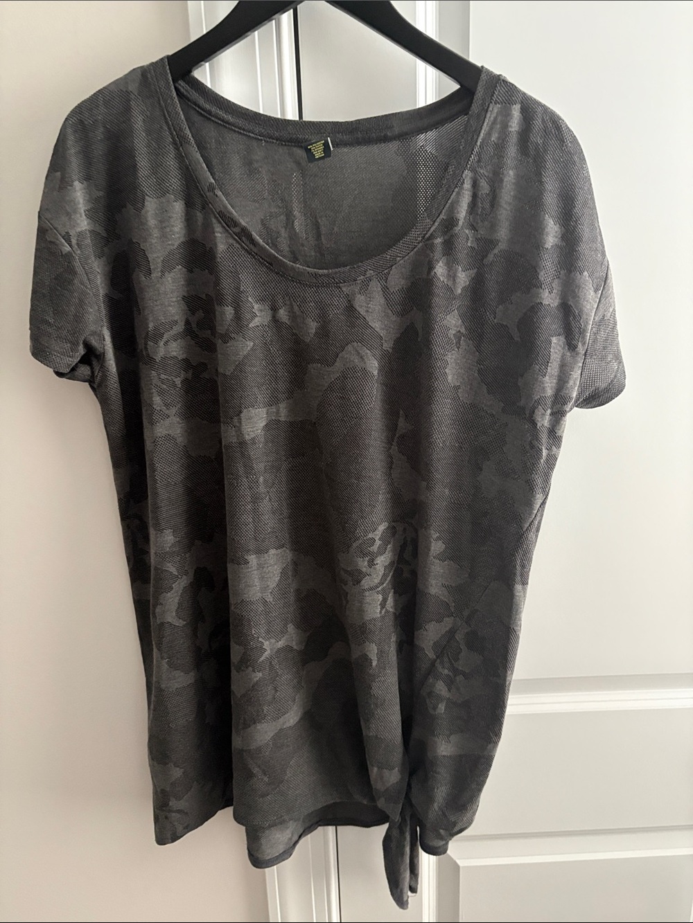 Xersion Gray Camouflage Short Sleeve Scoop Neck Tee